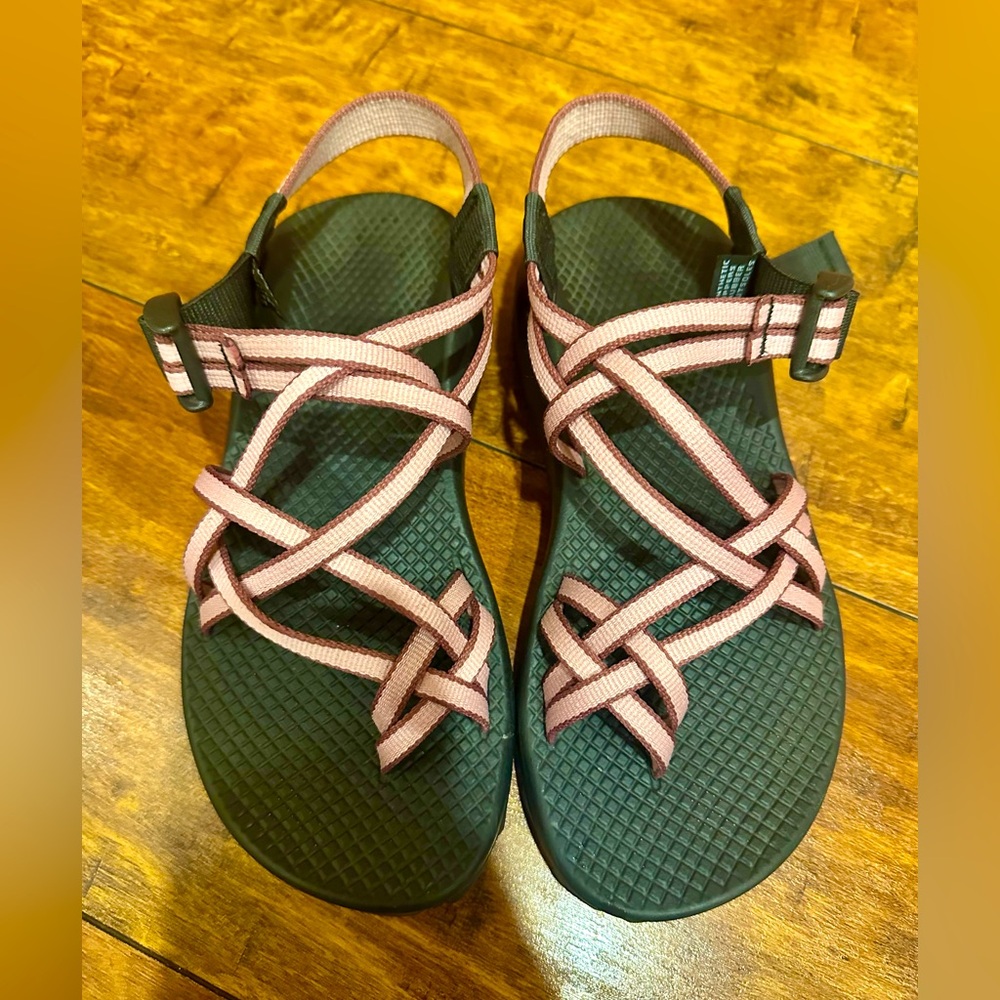 Chacos Women's 6 Dual Adjustable
Straps Classic Sandal in Pink and Moth Like-New